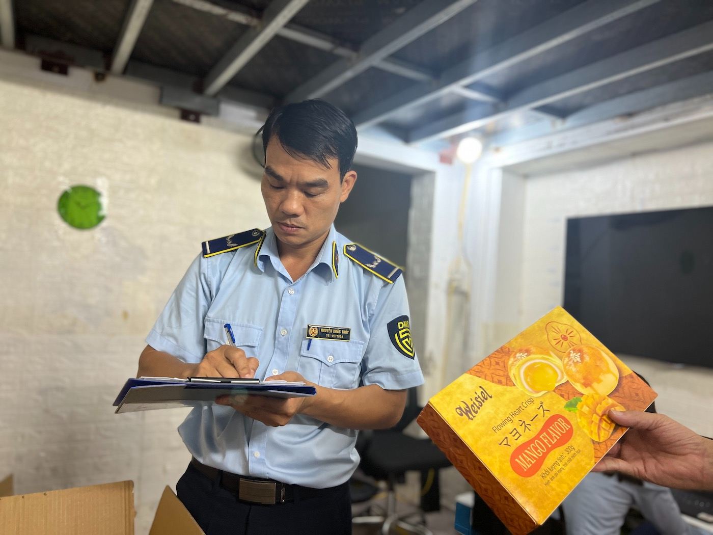 Luc luong Quan ly thi truong kiem tra kho banh trung thu sau phan anh cua Bao Lao Dong. Anh: Cuong Ngo