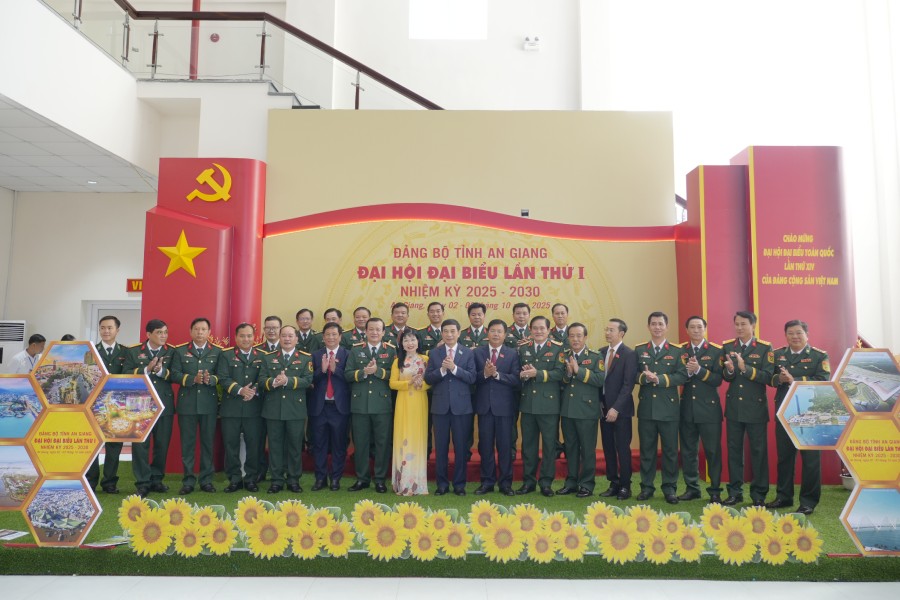 Dai tuong Phan Van Giang cung dai bieu tham quan khu trung bay. Anh: BTC