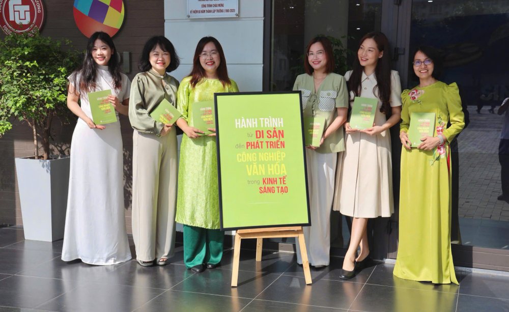 Nhom tac gia tham du le ra mat cuon sach. Anh: Thuy Duong