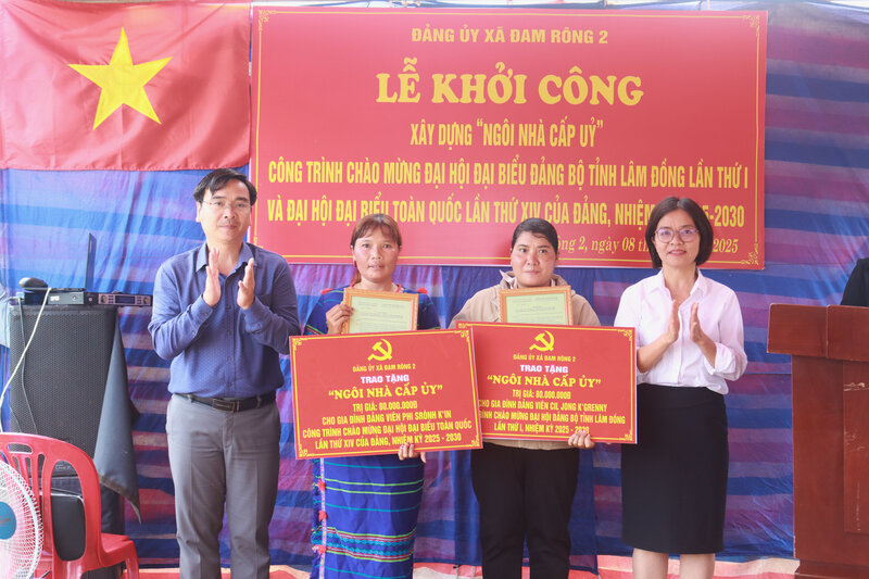 The first " Party Committee Houses" were started by the Party Committee of Dam Rong 2 commune (Lam Dong province) to help Party members in difficulty settle down and make a living. Photo: Do Lam