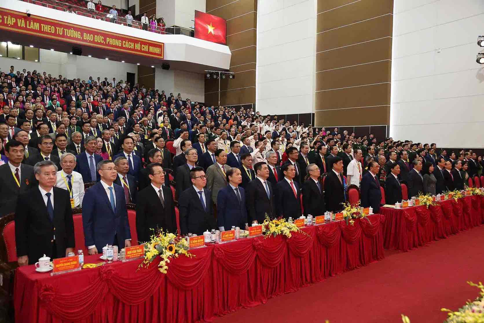 Cac dai bieu thuc hien nghi le chao co trong phien mac dai hoi. Anh: Trung tam bao chi dai hoi