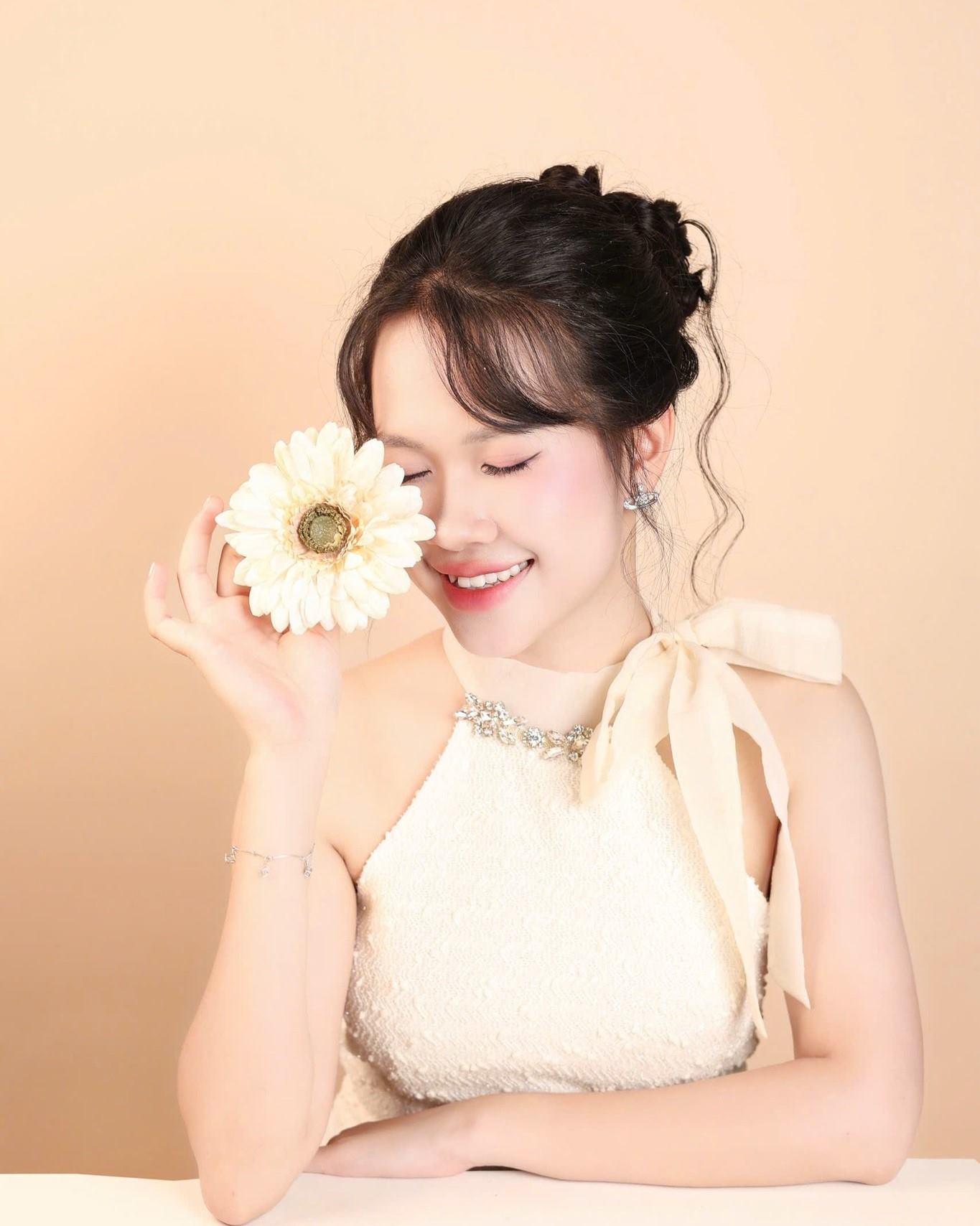 2025년 꽝닌 야자키 미인' 투표 대회에 참가한 여성 노동자의 이미지. 사진: 꽝닌 야자키 회사