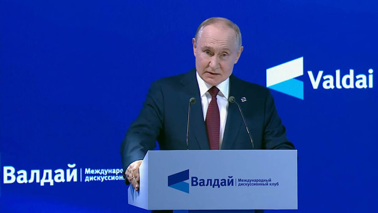 Tong thong Nga Vladimir Putin phat bieu tai phien toan the voi chu de “The gioi da cuc: Huong dan su dung” trong khuon kho Cau lac bo Thao luan Quoc te Valdai o Sochi, vung Krasnodar, Nga. © Sputnik