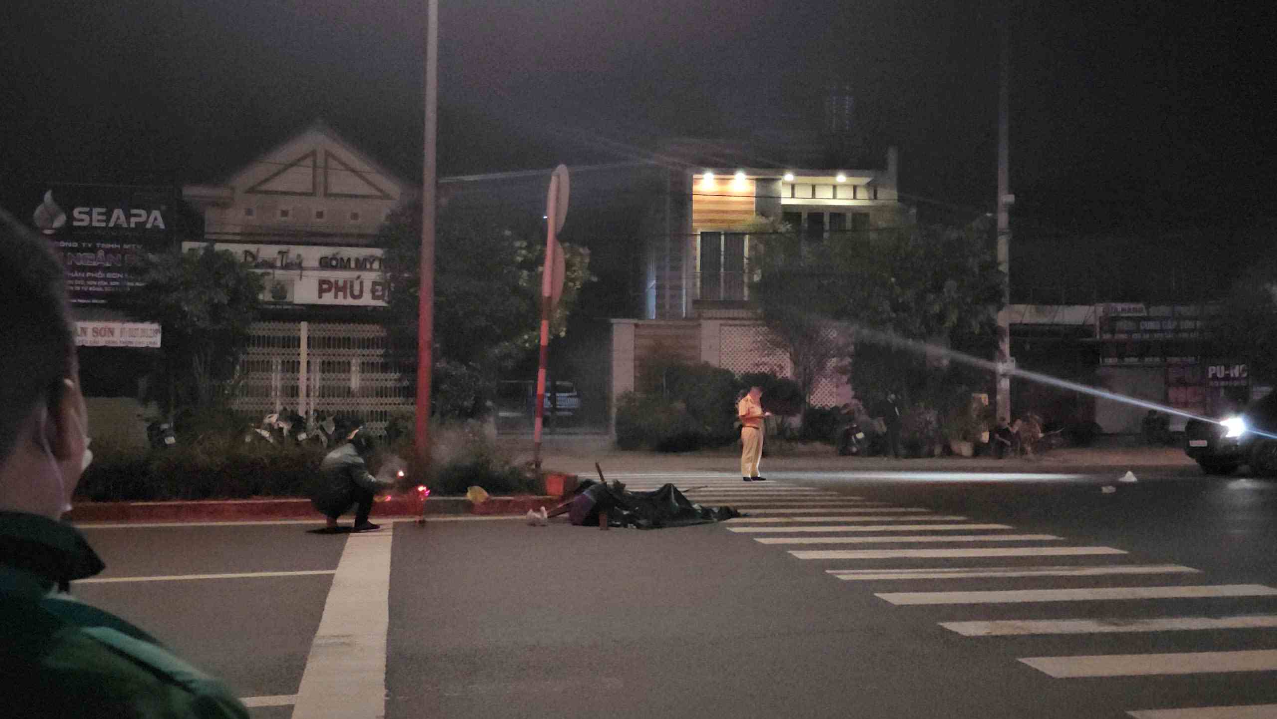 The scene of the accident between a bicycle and a pickup truck that killed the old man. Photo: Dinh Trong
