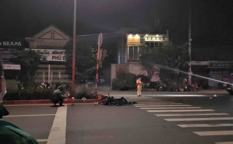 The scene of the accident between a bicycle and a pickup truck that killed the old man. Photo: Dinh Trong