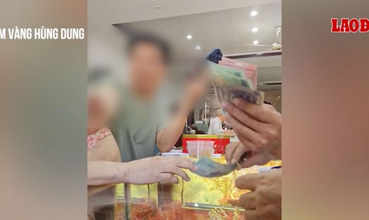 Cận cảnh những lời từ chối giao dịch chuyển khoản tại các tiệm vàng phố núi Lào Cai. Ảnh: Duy Dũng