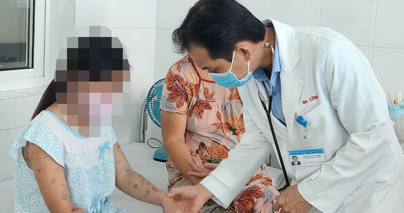 Dr. CKII Tran Chi Cong examines a pediatric patient - Consulting, guiding care at Vinh Long General Hospital. Photo: Hoang Loc