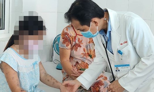 Bác sĩ CKII Trần Chí Công thăm khám bệnh nhân nhi – Tư vấn, hướng dẫn chăm sóc tại Bệnh viện Đa khoa Vĩnh Long. Ảnh: Hoàng Lộc