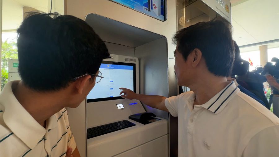 Mr. Le Quang Hieu (Binh Trung Ward) is being instructed to do online public service procedures. Photo: Ngoc Anh