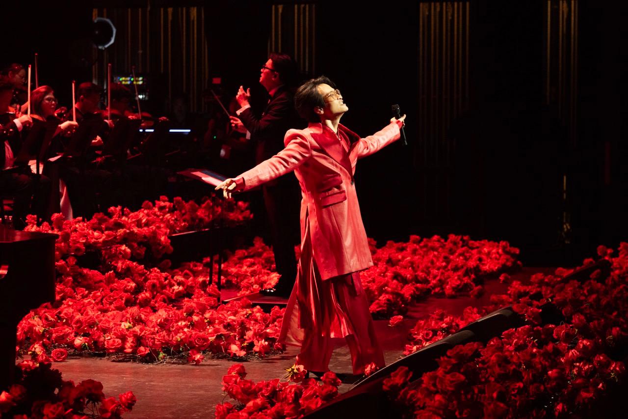 The male singer sublimated in the music night. Photo: Provided by the artist.