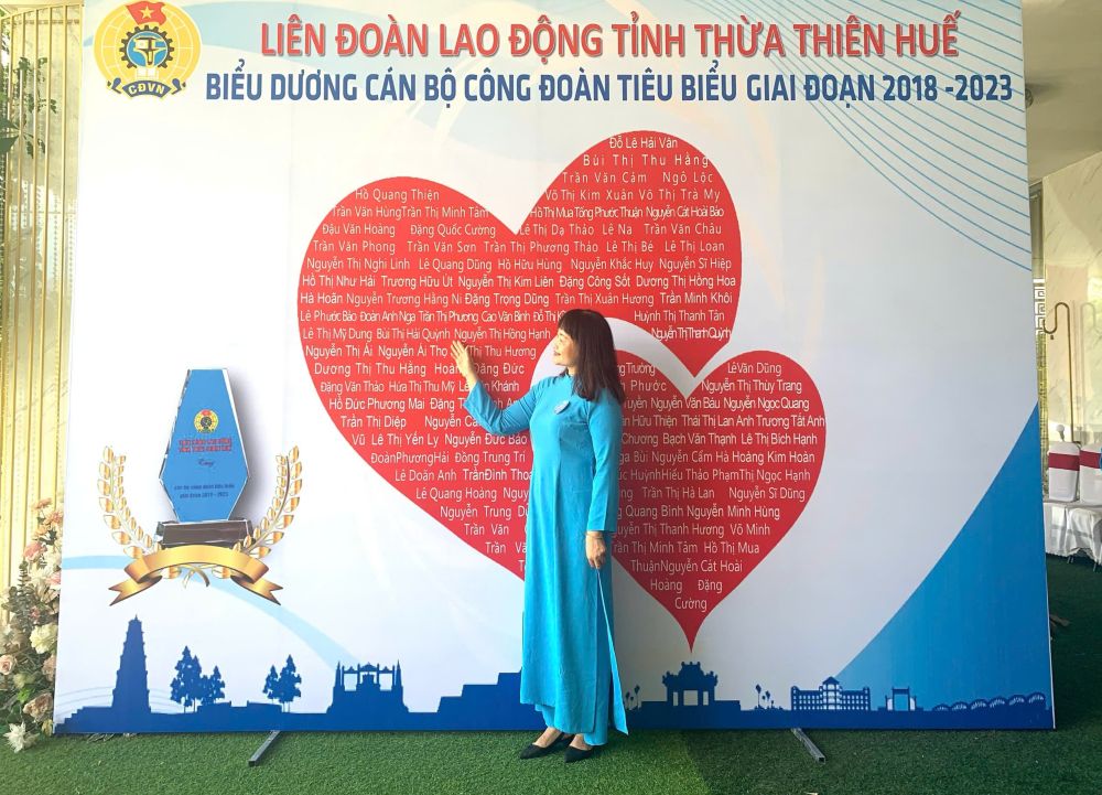 Portrait of teacher Bui Thi Hai Quynh - President of the Trade Union of Nguyen Tri Phuong Secondary School. Photo: Quang An.