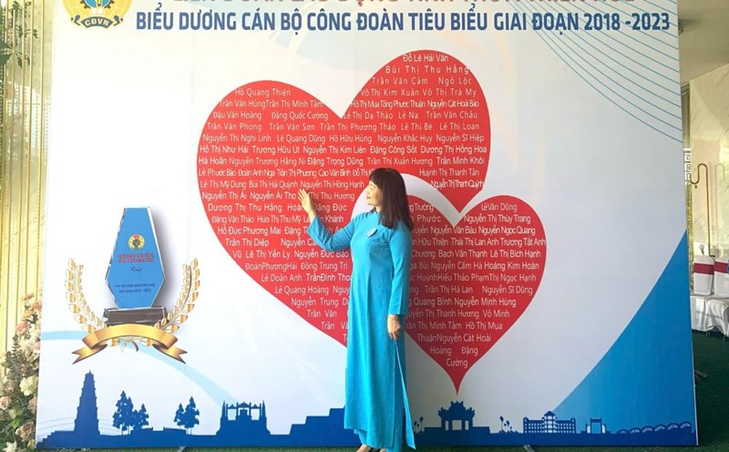 Portrait of teacher Bui Thi Hai Quynh - President of the Trade Union of Nguyen Tri Phuong Secondary School. Photo: Quang An.