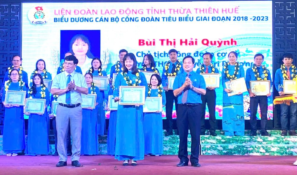 Co Bui Thi Hai Quynh duoc nhan Bang Khen cua LDLD TP ve Phong trao thi dua “Gioi viec nuoc, dam viec nha”. Anh: Quang An.