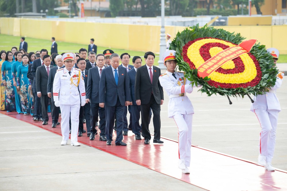 Cac lanh dao Dang, Nha nuoc, Mat tran To quoc Viet Nam va cac dai bieu Quoc hoi dat vong hoa, vao Lang vieng Chu tich Ho Chi Minh truoc gio khai mac Ky hop thu 10, Quoc hoi khoa XV. Anh: Nguyen Hung