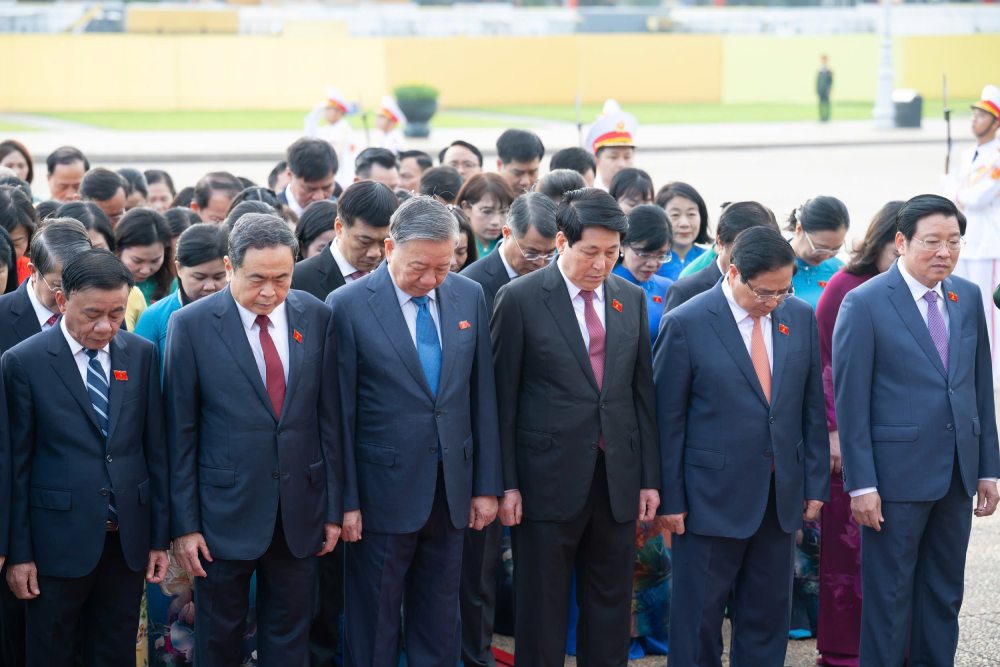 Leaders of the Party, State, and National Assembly deputies remembered President Ho Chi Minh's great contributions. Photo: Nguyen Hung