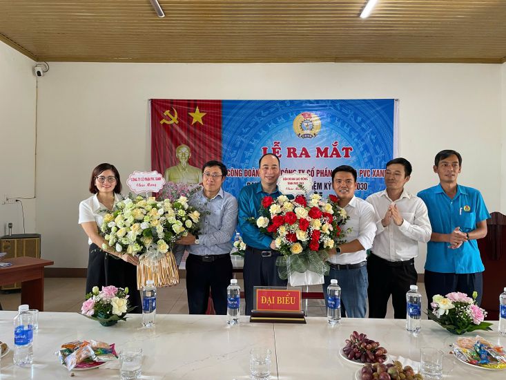 Representatives of the Phu Tho Provincial Federation of Labor presented flowers to congratulate the Trade Union of PVC Green Supplement Joint Stock Company. Photo: Yen San