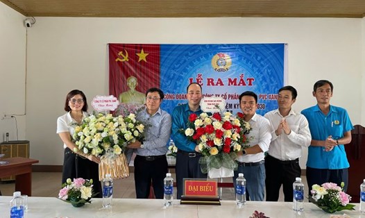 Đại diện lãnh đạo LĐLĐ tỉnh Phú Thọ tặng hoa chúc mừng Công đoàn cơ sở Công ty CP Phụ gia PVC Xanh. Ảnh: Yên San