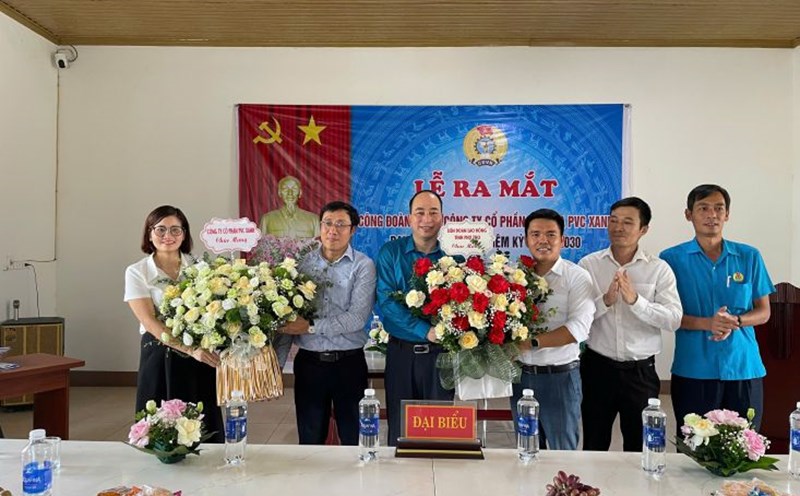 Representantes de los lideres de la Federacion Laboral Provincial de Phu Tho entregan flores para felicitar al Sindicato de Base de PVC Xanh Chemicals JSC. Foto: Yen San
