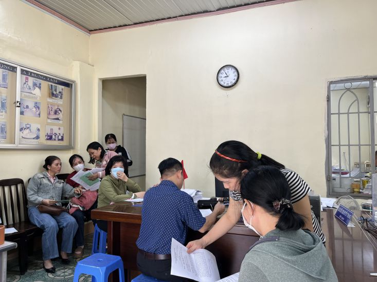 The Trade Union Legal Consulting Center, Dong Nai Provincial Federation of Labor is providing legal support to workers affected by social insurance benefits. Photo: Ha Anh Chien
