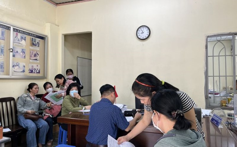 El Centro de Asesoramiento Juridico Sindical de la Federacion Laboral Provincial de Dong Nai esta brindando apoyo legal a los trabajadores afectados por los beneficios del seguro social. Foto: Ha Anh Chien