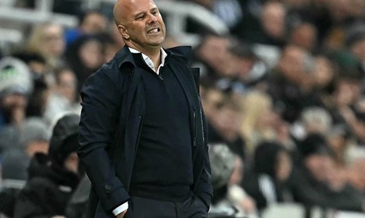 Arne Slot đang trải qua những ngày tháng khó khăn nhất tại Liverpool, với chuỗi 4 trận thua liên tiếp. Ảnh: AFP