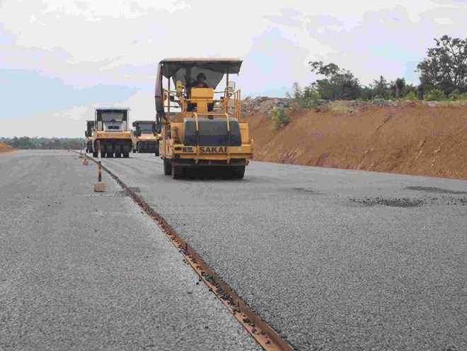 Entrepreneur en tapis de beton asphalte sur l'autoroute Khanh Hoa - Buon Ma Thuot. Photo de : Lam Hong