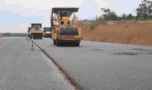 Nhà thầu thảm bê tông nhựa trên cao tốc Khánh Hòa - Buôn Ma Thuột. Ảnh: Lam Hồng