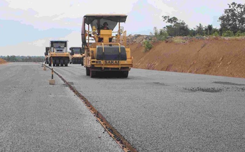 Contratista de alfombras de hormigon armado en la autopista Khanh Hoa - Buon Ma Thuot. Foto: Lam Hong