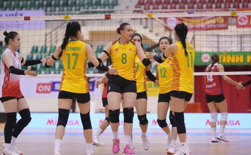 El campeonato nacional de voleibol en Vietnam es atractivo para los jugadores extranjeros sin embargo la nacionalizacion de jugadores tambien podria ocurrir en el futuro. Foto: VFV