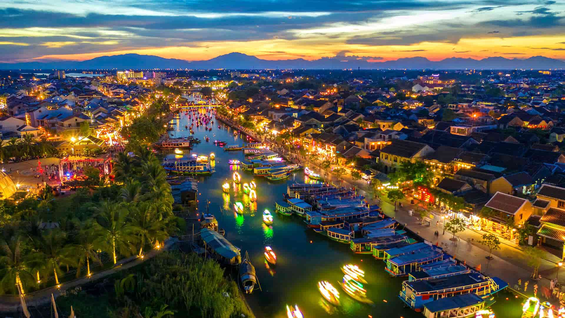 Hoi An tiep tuc la mot trong nhung diem den hang dau cua du lich Viet Nam va the gioi. Anh: So VHTTDL