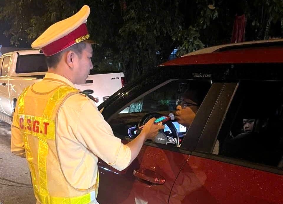 ダナンではピーク時のアルコール検査が始まり、1日で900台近くの車両が検査される。写真: グエン・ホアン