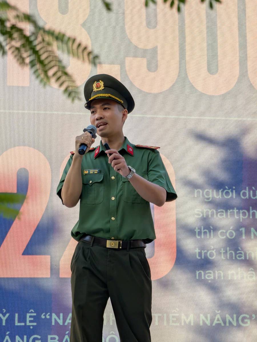 Bao cao vien cua Phong An ninh mang va phong, chong toi pham su dung cong nghe cao ot chuc tuyen truyen noi dung “Nang cao nhan thuc ve nguy co du do,, thao tung, lua dao, “bat coc” qua khong gian mang nham vao tre em va thanh thieu nien“. Anh: Thai Bao.
