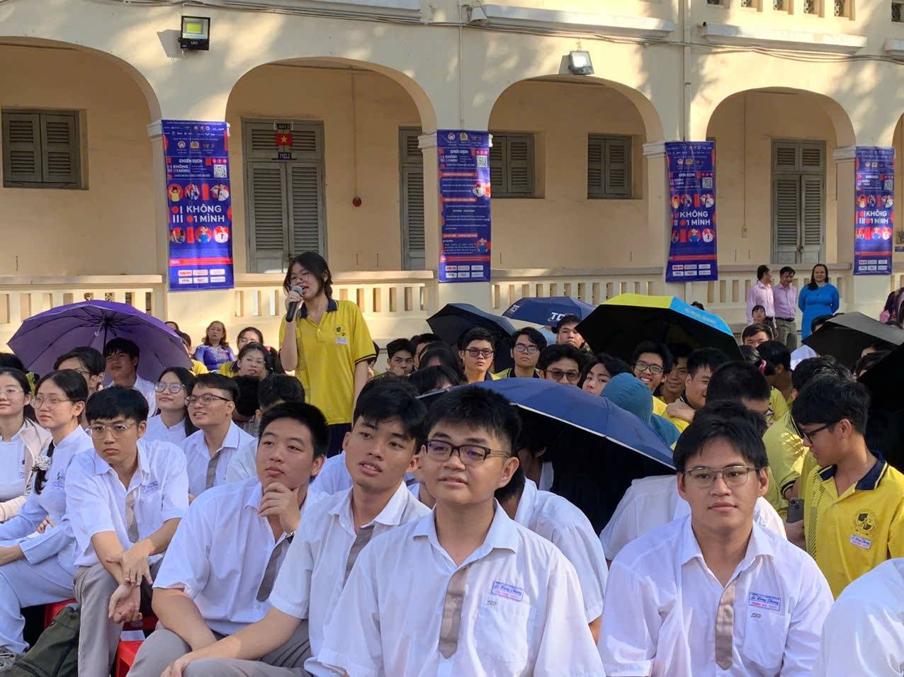 Cac em hoc sinh giao luu trong chuong trinh. Anh: Thai Bao.