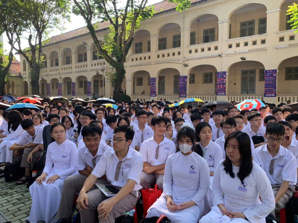Cac em hoc sinh tai truong THPT Chuyen Le Hong Phong cham chu lang nghe. Anh: Thai Bao.