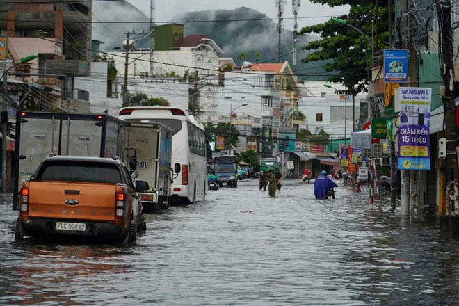 Khanh Hoa provincial authorities have developed a plan, proactively responding to heavy rain, preventing lightning, tornadoes, and hail. Photo: Huu Long