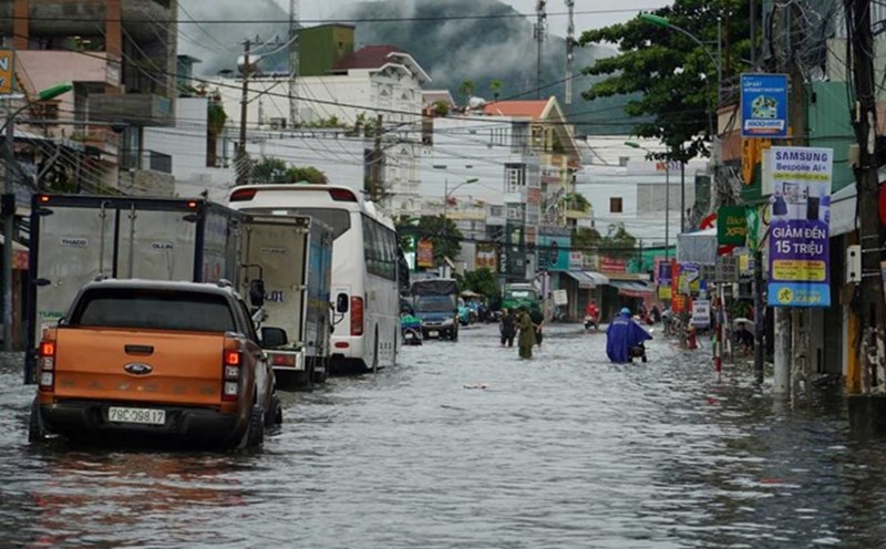 Las agencias funcionales de la provincia de Khanh Hoa han elaborado planes para responder proactivamente a las fuertes lluvias prevenir rachas electricas y tornados. Foto: Huu Long