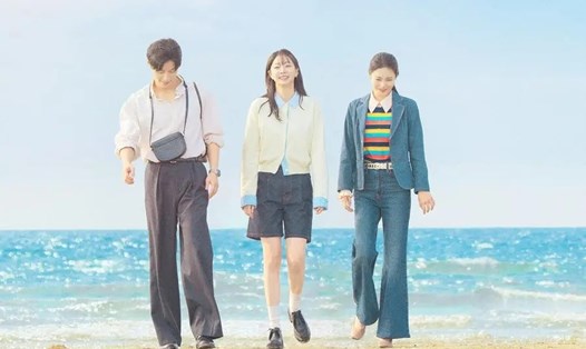 Heo Nam Joon, Kim Da Mi, Shin Ye Eun trong cảnh kết phim Trăm mảnh ký ức. Ảnh: Nhà sản xuất/VieOn