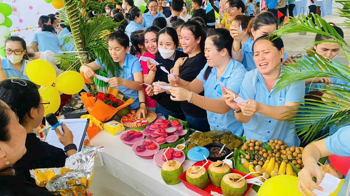 Cong nhan, nguoi lao dong thi do vui co thuong. Anh: Pham Duy