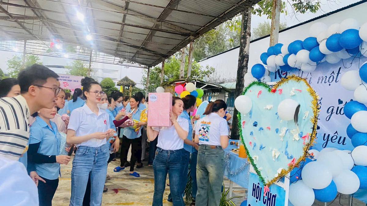 Hoi thi tao san choi soi noi cho nguoi lao dong sau gio lam viec. Anh: Pham Duy