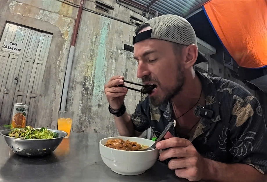 Nick K lan dau an dac san Hai Phong, anh gat gu khen nuoc dung va cac nguyen lieu cua mon banh da cua. Anh: Cat tu clip
