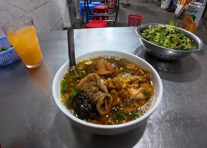 Mot suat banh da cua Hai Phong day du topping tu cha la lot, be be, top mo, thit... rau song an kem. Anh: Cat tu clip