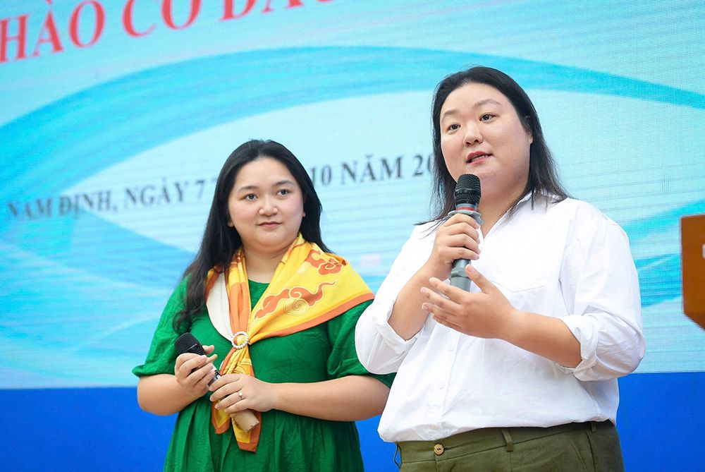 Ths. Phan My Linh – Dong sang lap Lien doan Tranh bien Viet Nam, Co van chuyen mon cao cap cua cuoc thi “Tieng noi Xanh” (trai) va ba Hyewon Rho – Giam doc dieu hanh Debate For All, HLV truong doi tuyen Viet Nam tai Giai vo dich Tranh bien the gioi bac trung hoc – WSDC (phai) chia se ve nhung diem moi trong cuoc thi Tieng noi Xanh nam nay.