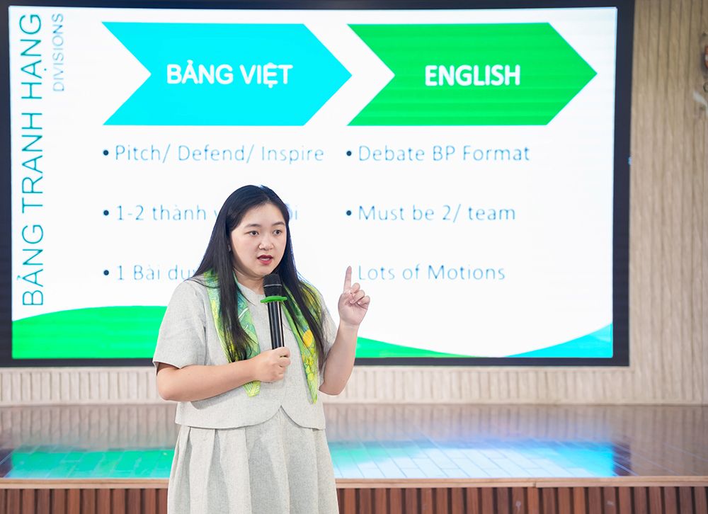 (Ths. Phan My Linh dat nhieu ky vong vao chat luong thi sinh mua 3, dong thoi bay to mong muon Tieng noi Xanh se la san choi de cac ban hoc sinh THPT toan quoc khai pha tiem nang cua ban than)