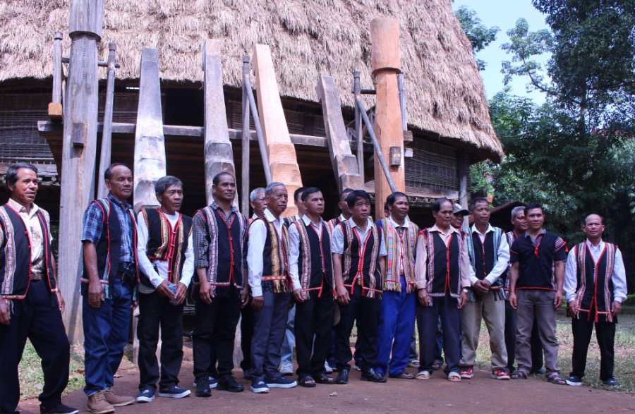 Cac nghe nhan den tu xa Ngok Bay deu cam thay tu hao khi duoc gop suc tu sua nha rong. Anh: Nguyen Oanh