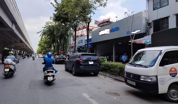 Nguoi den hoi mua xe cu thua thot. Anh: Xuyen Dong