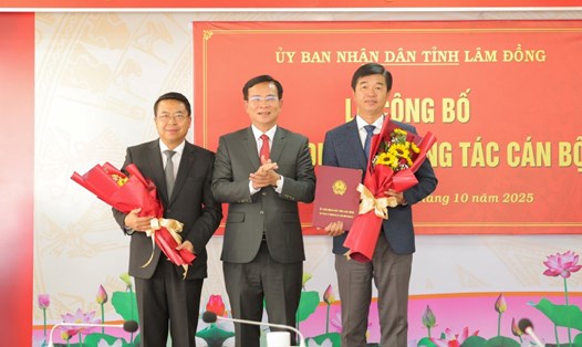 Chủ tịch UBND tỉnh Lâm Đồng Hồ Văn Mười trao quyết định điều động, bổ nhiệm cho ông Tôn Thiện San và ông Phan Nguyễn Hoàng Tân (bên phải). Ảnh: lamdong.gov.vn