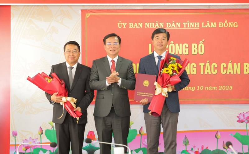 Chairman of Lam Dong Provincial People's Committee Ho Van Muoi presented the decision to transfer and appoint Mr. Ton Thien San and Mr. Phan Nguyen Hoang Tan (right). Photo: Lamdong.gov.vn