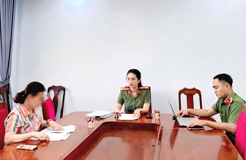 Công an Đà Nẵng xử phạt tiệm vàng và khách hàng mua bán ngoại tệ trái phép, tịch thu 2 tỉ đồng. Ảnh: CACC