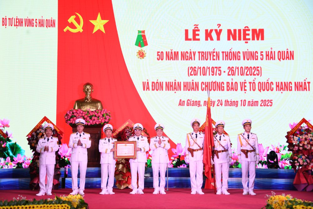 Vung 5 Hai quan la mot trong cac don vi quan doi nhan Huan chuong tuan qua. Trong anh, Chuan Do doc Le Ba Quan trao Huan chuong Bao ve To quoc hang Nhat tang Vung 5 Hai quan. Anh: Nam Khoi