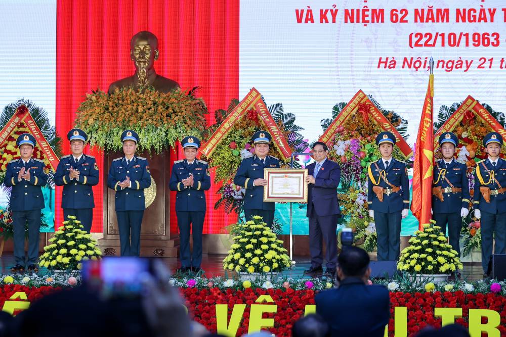 Thu tuong Pham Minh Chinh trao Danh hieu Anh hung luc luong vu trang nhan dan cho Quan chung Phong khong – Khong quan. Anh: VGP